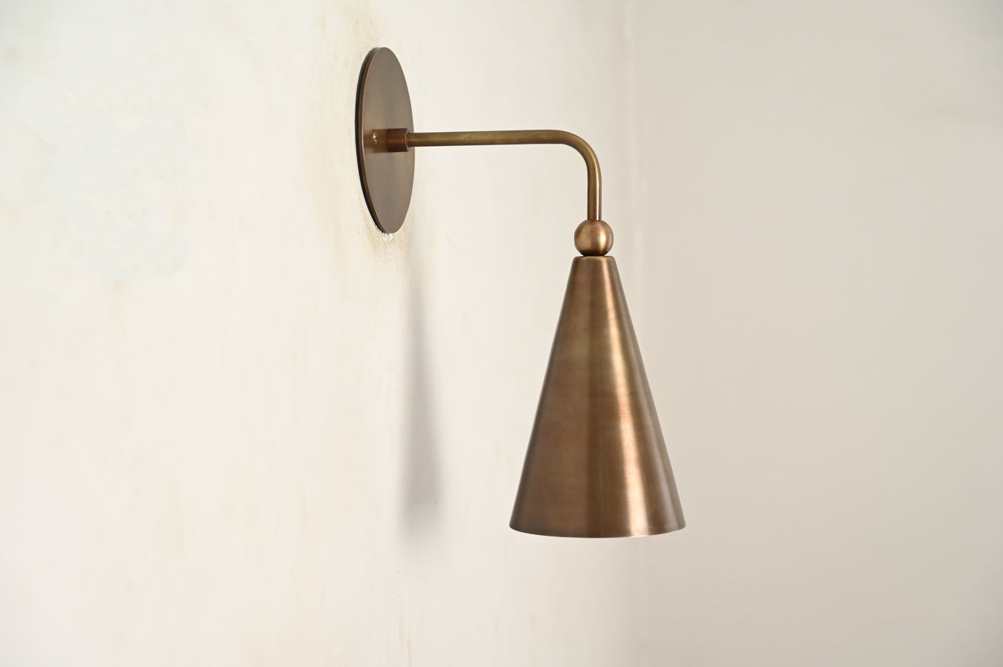 Mid-century modern wall sconce with raw brass - Stylish lamps for your interiors