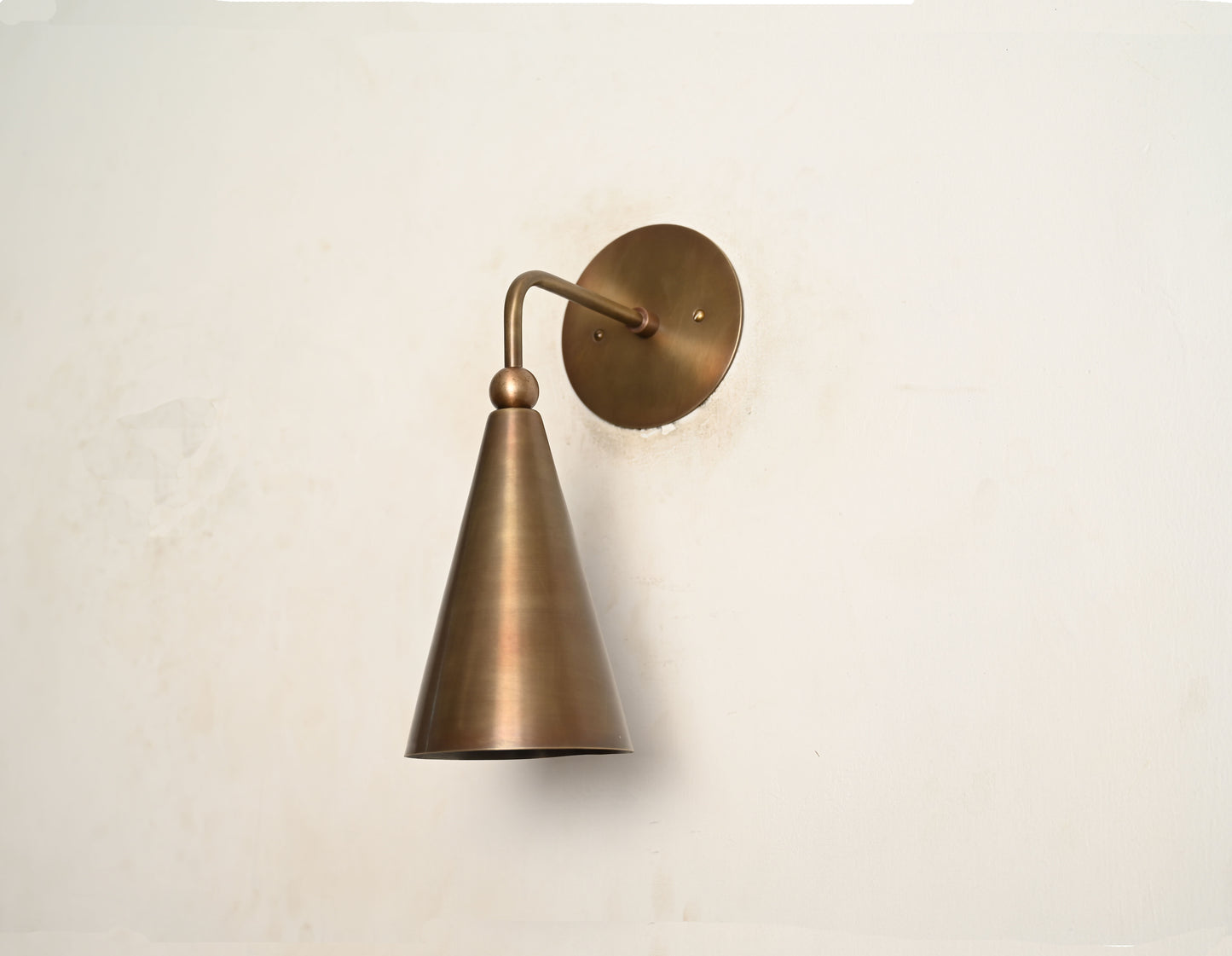 Mid-century modern wall sconce with raw brass - Stylish lamps for your interiors