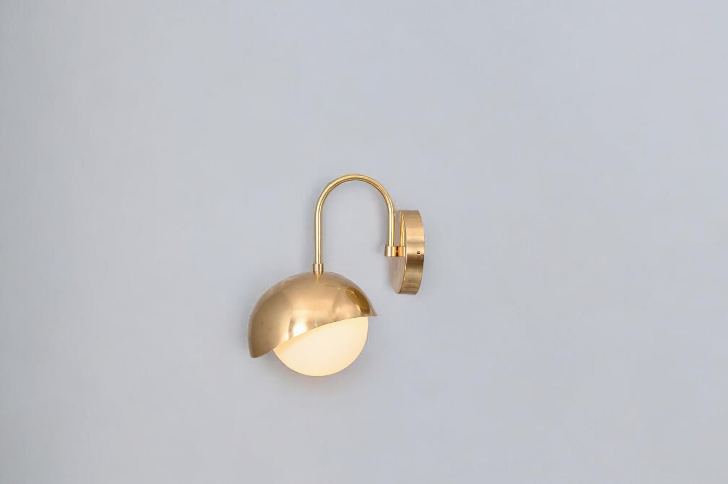 Mid-Century Brass Wall Lamp with 1 Shade - Vintage Elegance