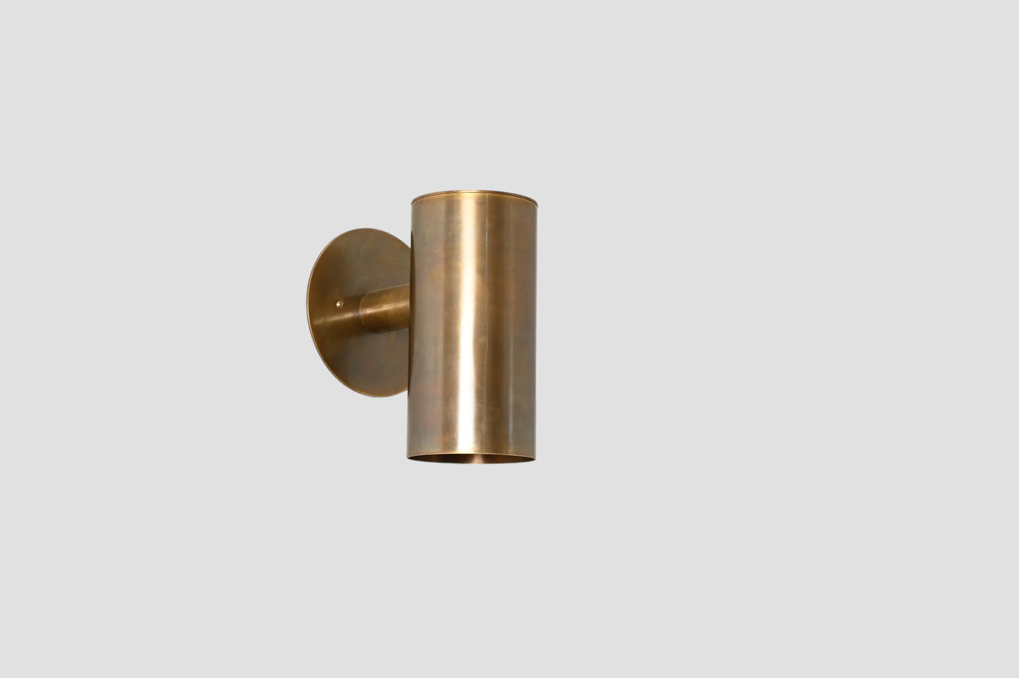 Modern Brass Cylinder Wall Sconce: Sleek Mid-Century design, perfect for any space