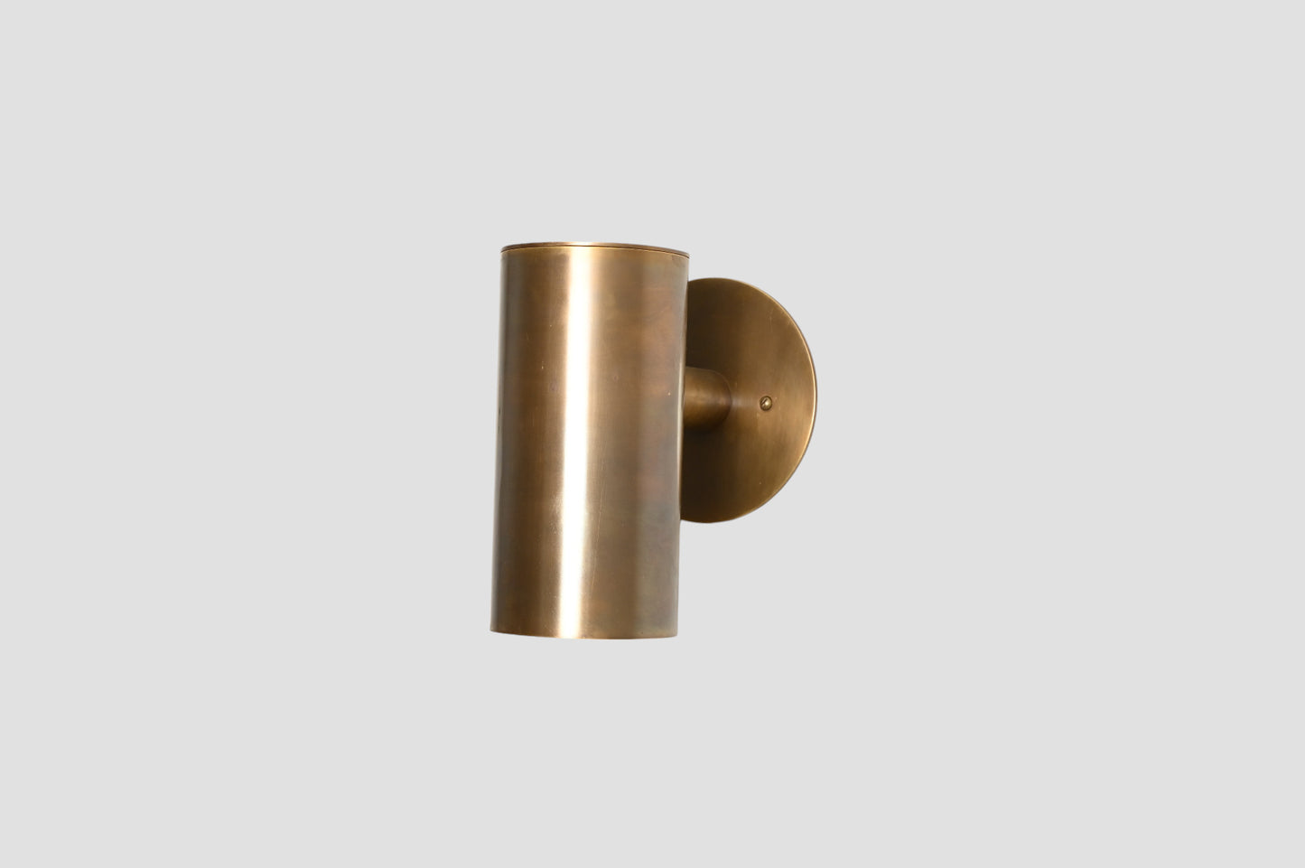 Modern Brass Cylinder Wall Sconce: Sleek Mid-Century design, perfect for any space