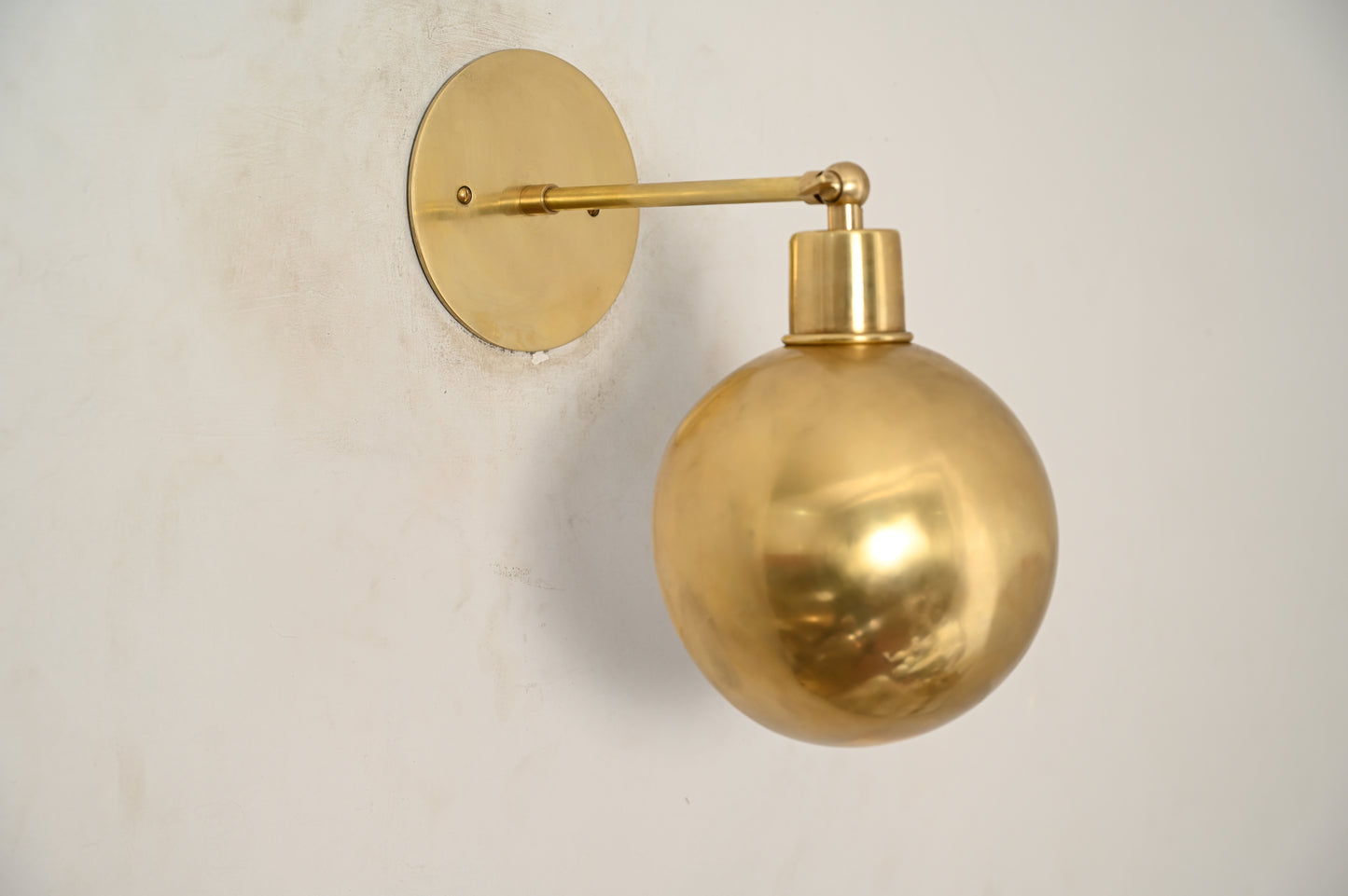 This handcrafted brass chandelier boasts unique finish variations, enhancing its beauty.