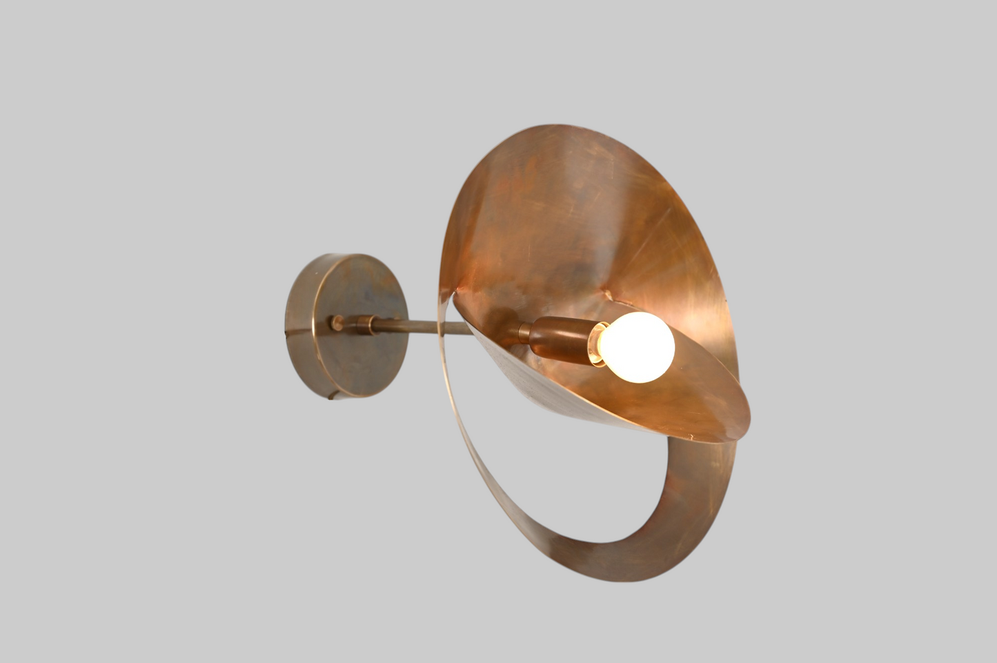 Serge Mouille Saturnus Wall Sconce: Iconic, sculptural mid-century lighting