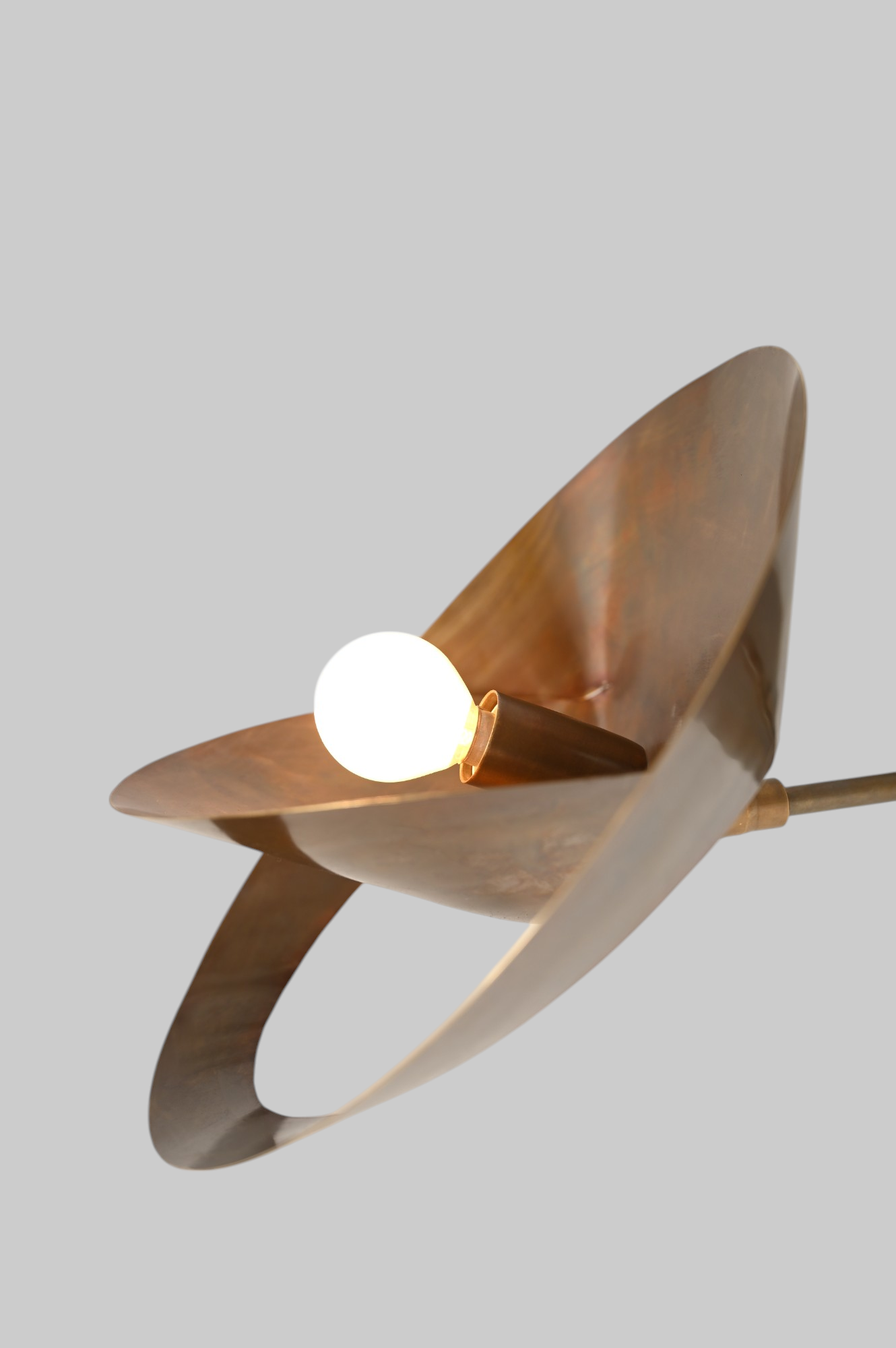 Serge Mouille Saturnus Wall Sconce: Iconic, sculptural mid-century lighting