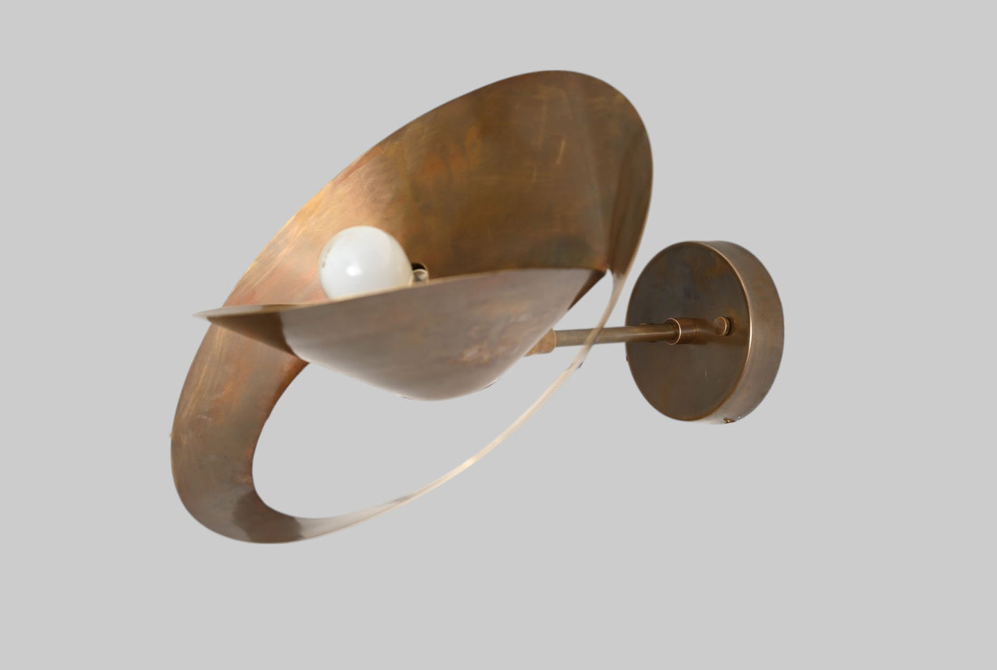 Serge Mouille Saturnus Wall Sconce: Iconic, sculptural mid-century lighting