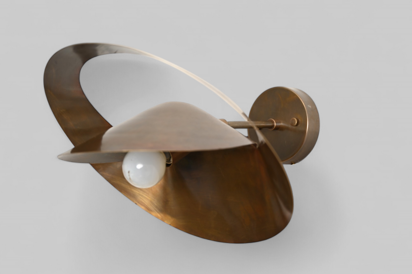 Serge Mouille Saturnus Wall Sconce: Iconic, sculptural mid-century lighting