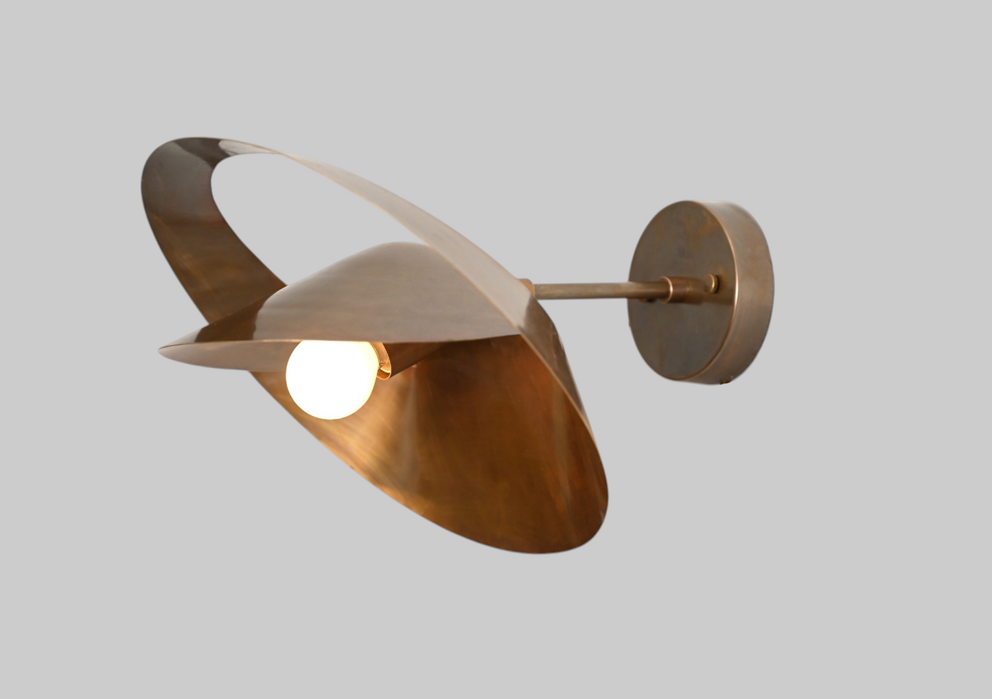 Serge Mouille Saturnus Wall Sconce: Iconic, sculptural mid-century lighting