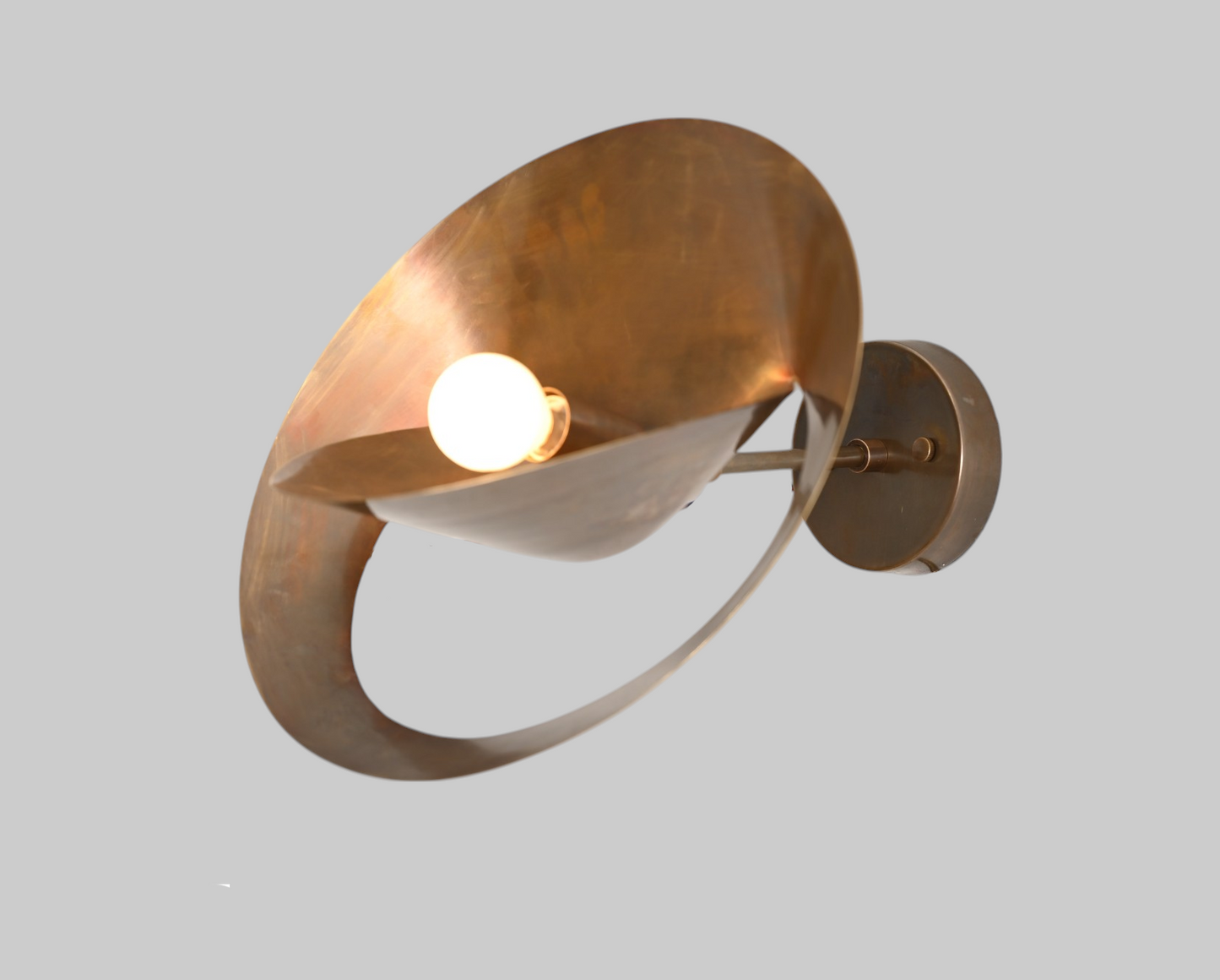 Serge Mouille Saturnus Wall Sconce: Iconic, sculptural mid-century lighting