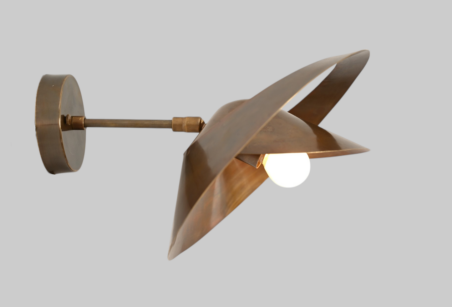 Serge Mouille Saturnus Wall Sconce: Iconic, sculptural mid-century lighting